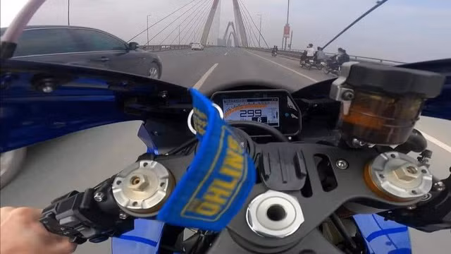 Xe phân khối lớn chạy tốc độ 299km/h trên cầu Nhật Tân. Ảnh: FB