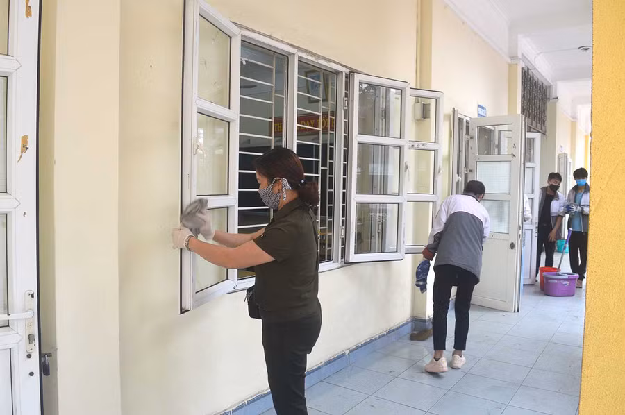 Khử khuẩn trường học. Ảnh INT