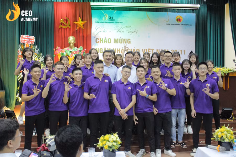 Sinh viên ngành Du lịch chụp ảnh lưu niệm cùng 2 giảng viên doanh nhân