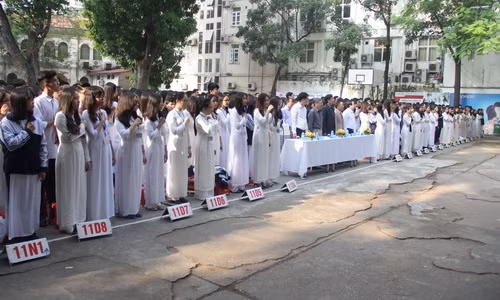 Các đại biểu và học sinh Trường THPT Việt Đức nghiêm trang chào cờ trước khi Cuộc thi chính thức được phát động