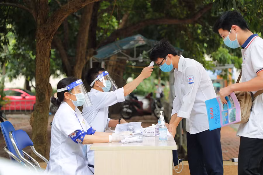 Thí sinh được kiểm tra thân nhiệt trước khi vào phòng thi