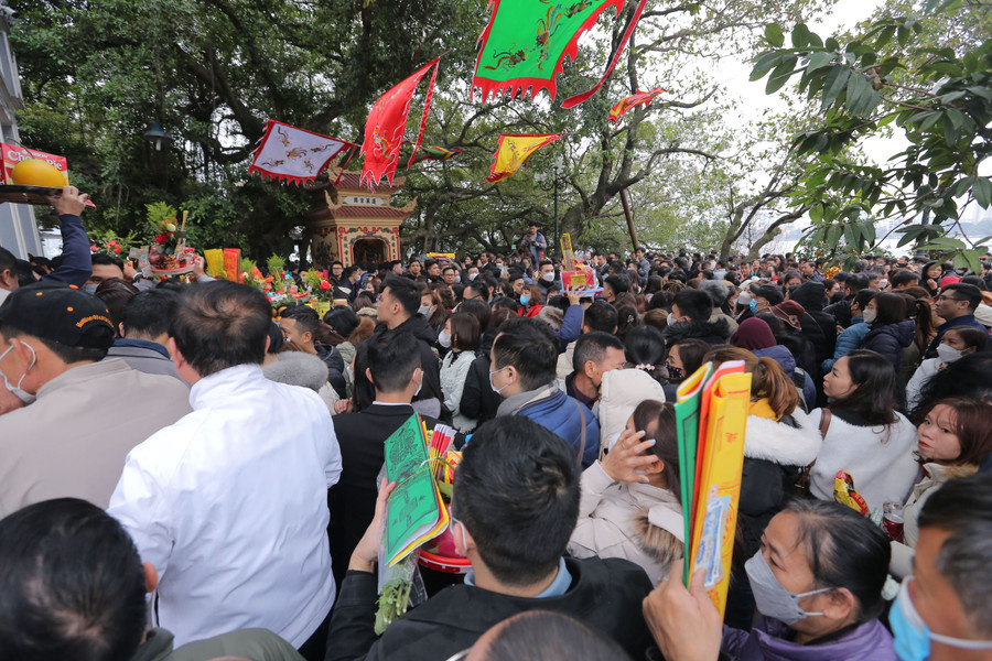 Tại khu vực sân của Phủ Tây Hồ rất đông người.