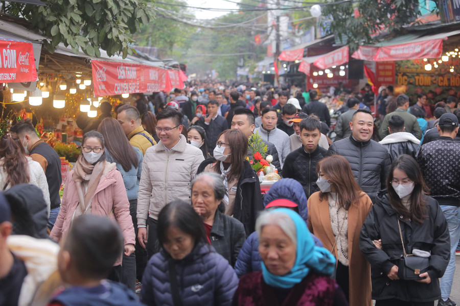 Mọi ngả đường dẫn vào Phủ Tây Hồ đều chật kín người.