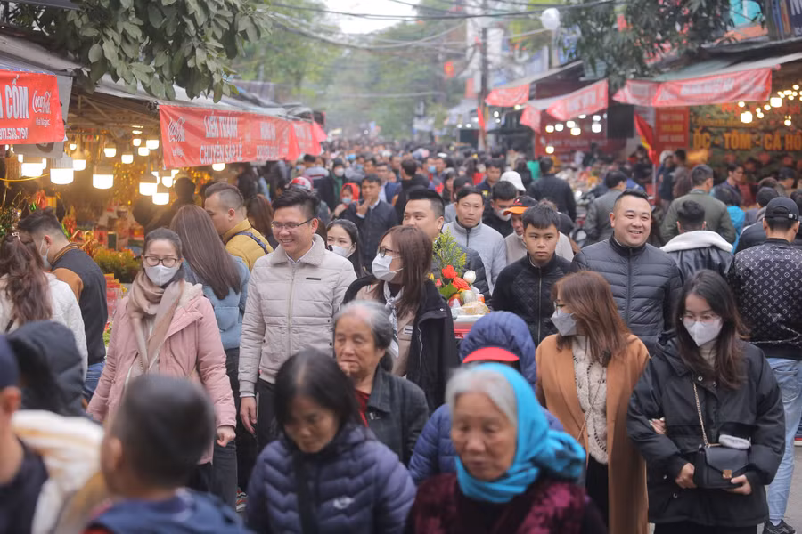 Mọi ngả đường dẫn vào Phủ Tây Hồ đều chật kín người.