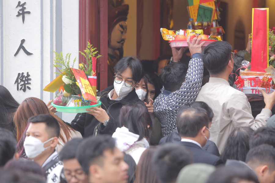 Không còn chỗ chen chân, nhiều người phải đội lễ trên đầu để tránh va phải người xung quanh.