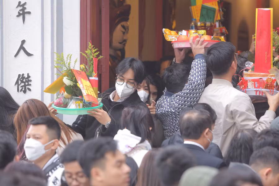 Không còn chỗ chen chân, nhiều người phải đội lễ trên đầu để tránh va phải người xung quanh.