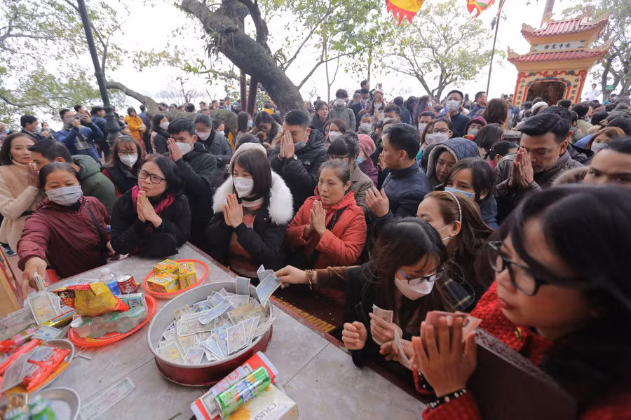 Ban thờ trong và ngoài sân phủ kín tiền lẻ của người đi lễ để lại.