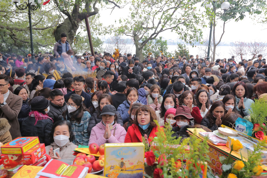 Anh Nam (Cầu Giấy, Hà Nội) cho biết: Cơ quan gần Phủ Tây Hồ nên hằng năm cứ đến ngày đầu tiên đi làm là anh đều ra Phủ Tây Hồ để dâng hương, cầu bình an cho gia đình, công việc hanh thông trong năm mới.