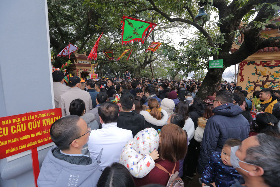 Khung giờ đông người tới lễ nhất là vào thời gian nghỉ trưa, nhiều dân công sở đã tranh thủ giờ nghỉ trưa để đi lễ đầu năm, để cầu bình an, công việc thuận lợi trong năm mới.