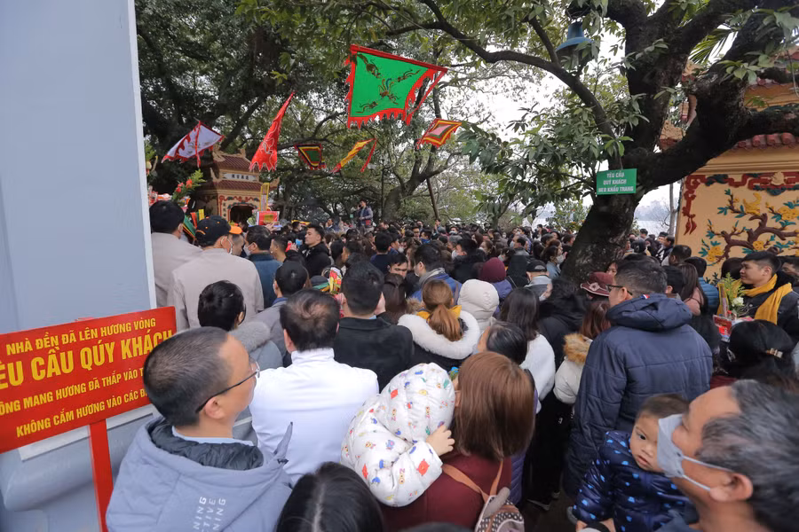 Khung giờ đông người tới lễ nhất là vào thời gian nghỉ trưa, nhiều dân công sở đã tranh thủ giờ nghỉ trưa để đi lễ đầu năm, để cầu bình an, công việc thuận lợi trong năm mới.