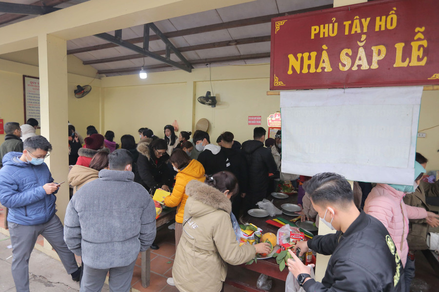 Tại khu vực sắp lễ phía bên ngoài cũng rất đông.