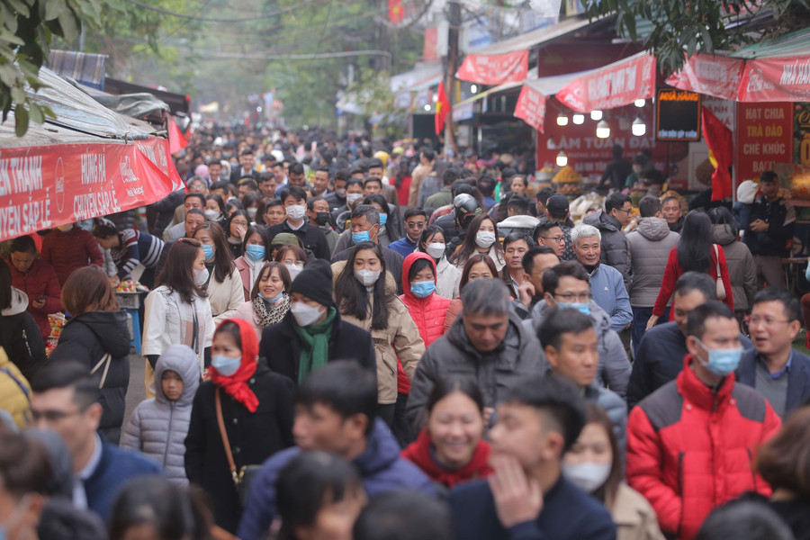 Phủ Tây Hồ mở cửa từ 5 giờ sáng tới 19 giờ hàng ngày, nhưng vào những dịp lễ, Tết có tới hàng vạn du khách từ khắp nơi đổ về thăm quan khiến việc đi lễ trở nên khó khăn hơn.