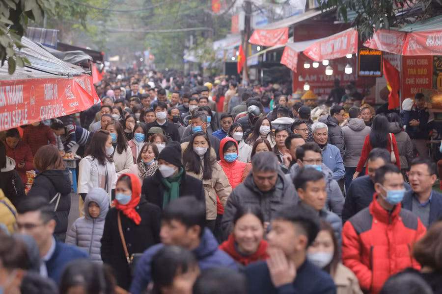 Phủ Tây Hồ mở cửa từ 5 giờ sáng tới 19 giờ hàng ngày, nhưng vào những dịp lễ, Tết có tới hàng vạn du khách từ khắp nơi đổ về thăm quan khiến việc đi lễ trở nên khó khăn hơn.