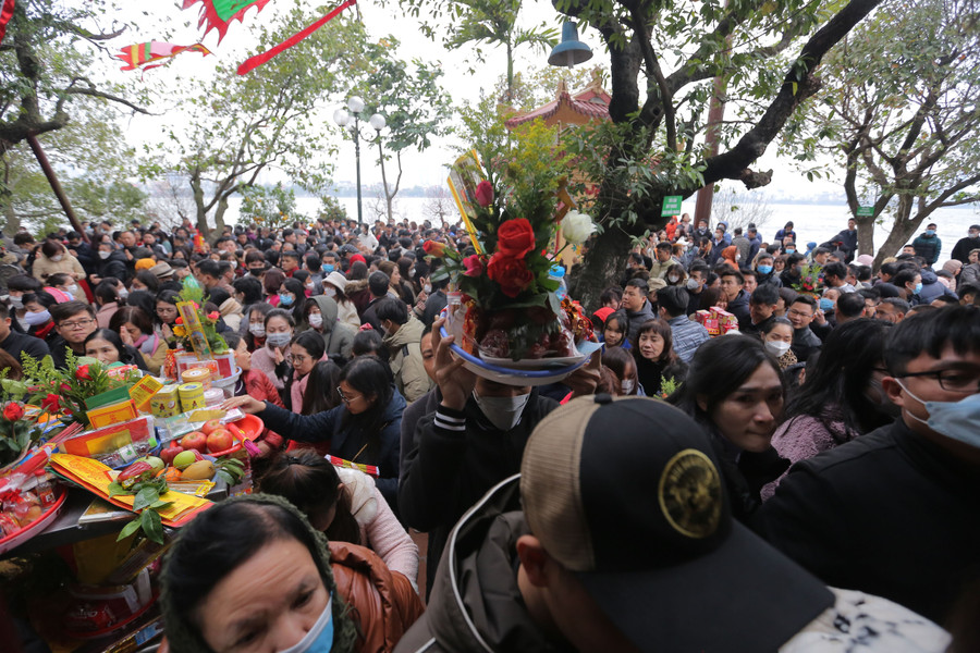 Không thể len vào trong điện thờ, nhiều người phải đứng từ xa bái vọng.