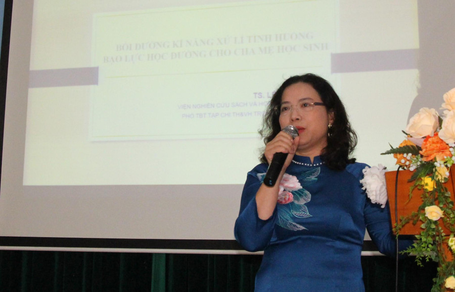 TS. Lê Thị Hồng Mai - Viện nghiên cứu Sách & Học liệu giáo dục trình bày tham luận tại Hội thảo. TS. Lê Thị Hồng Mai - Viện nghiên cứu Sách & Học liệu giáo dục trình bày tham luận tại Hội thảo.
