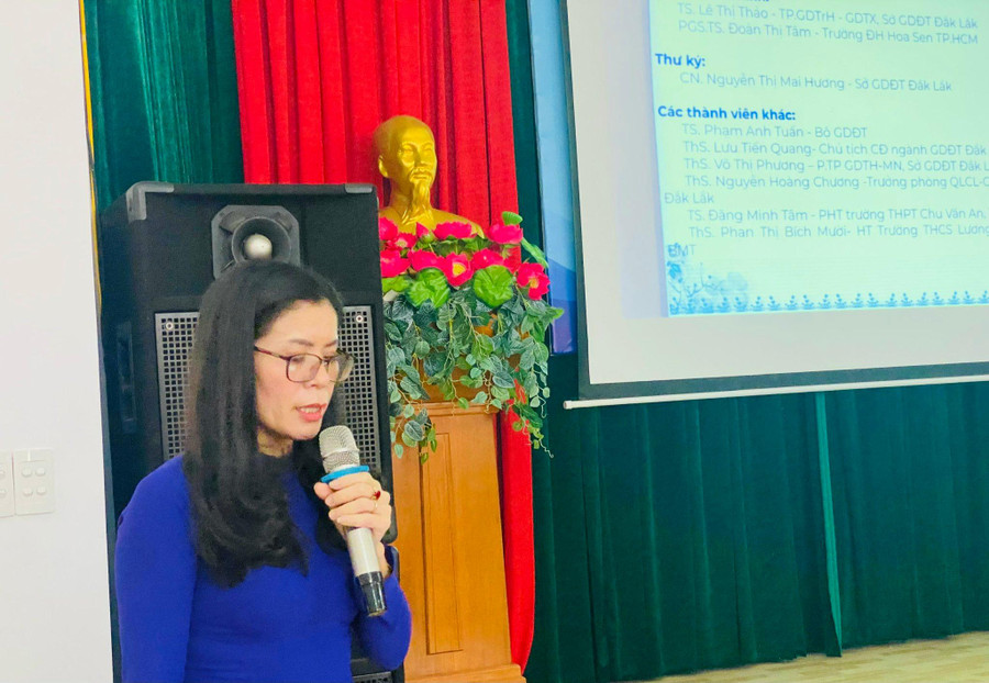 TS. Lê Thị Thảo, Trưởng phòng GDTH-GDTX Sở GD&ĐT báo cáo đề dẫn tại Hội thảo. TS. Lê Thị Thảo, Trưởng phòng GDTH-GDTX Sở GD&ĐT báo cáo đề dẫn tại Hội thảo.