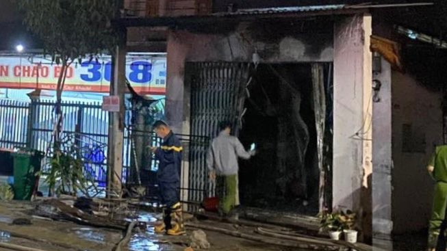 Cơ quan Công an điều tra hiện trường vụ cháy. Cơ quan Công an điều tra hiện trường vụ cháy.