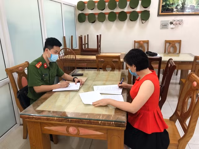 Đối tượng Phạm Thị Ngọc Mai làm việc với cơ quan chức năng.