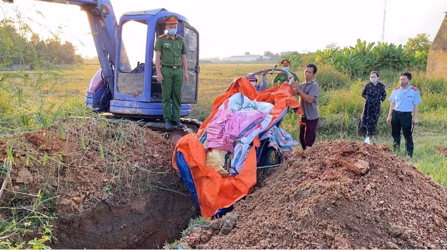 Cơ quan chức năng tiến hành tiêu huỷ số thịt lợn nhiễm dịch bệnh.
