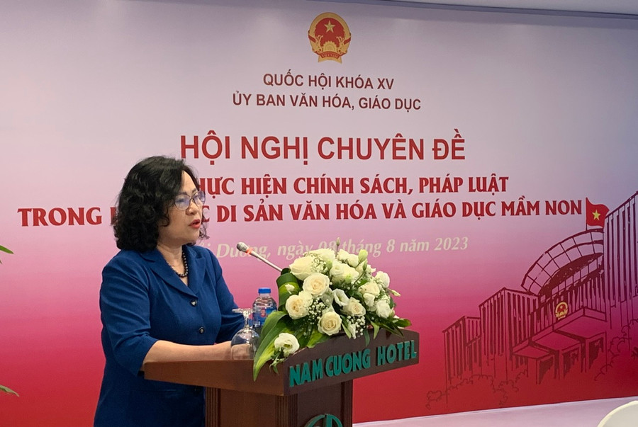 Thứ trưởng Bộ GD&ĐT Ngô Thị Minh trình bày báo cáo của Bộ GD&ĐT. Thứ trưởng Bộ GD&ĐT Ngô Thị Minh trình bày báo cáo của Bộ GD&ĐT.