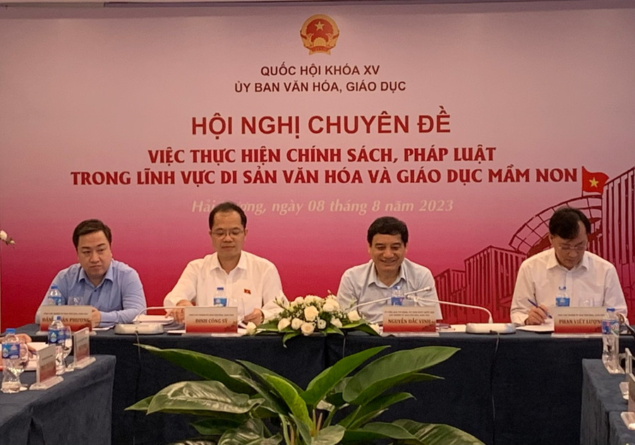 Đ/c Nguyễn Đắc Vinh - Chủ nhiệm Ủy ban Văn hóa, Giáo dục phát biểu ý kiến tại Hội nghị. Đ/c Nguyễn Đắc Vinh - Chủ nhiệm Ủy ban Văn hóa, Giáo dục phát biểu ý kiến tại Hội nghị.