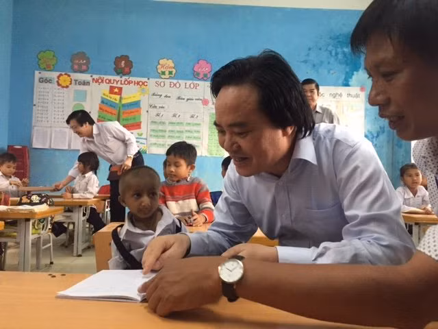 Bộ trưởng Phùng Xuân Nhạ trong lần về thăm K"Rể tại ngôi trường mà em theo học
