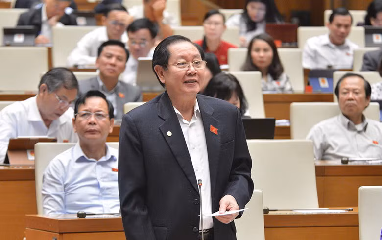 Bộ trưởng Bộ Nội vụ Lê Vĩnh Tân trả lời chất vấn của các đại biểu Quốc hội.