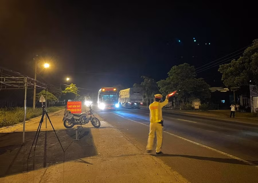 CSGT Công an tỉnh Đắk Lắk ra tín hiệu dừng xe tại chốt phòng, chống dịch Covid-19 (xã Hòa Phú, TP. Buôn Ma Thuột).