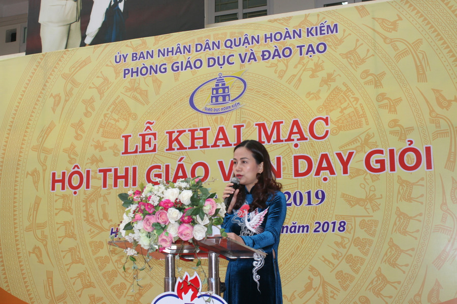 Trưởng phòng GD&ĐT Vương Hương Giang phát biểu khai mạc Hội thi