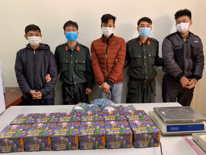 3 đối tượng bị bắt giữ cùng tang vật của vụ án. Ảnh: Công an Sơn La