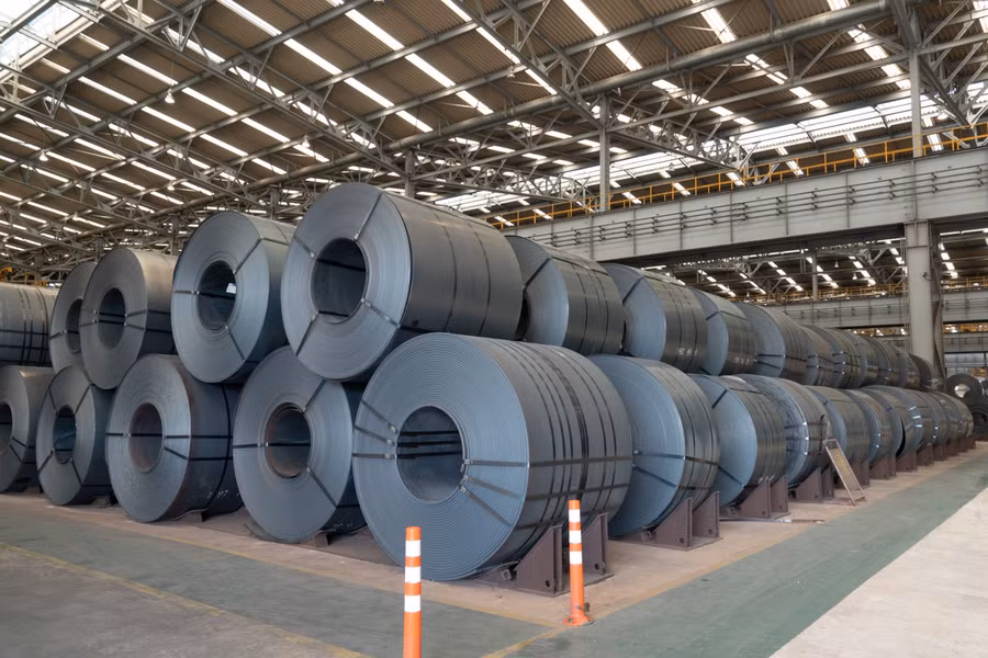 Thép sau khi ra lò được vận chuyển đến các kho để làm mát.