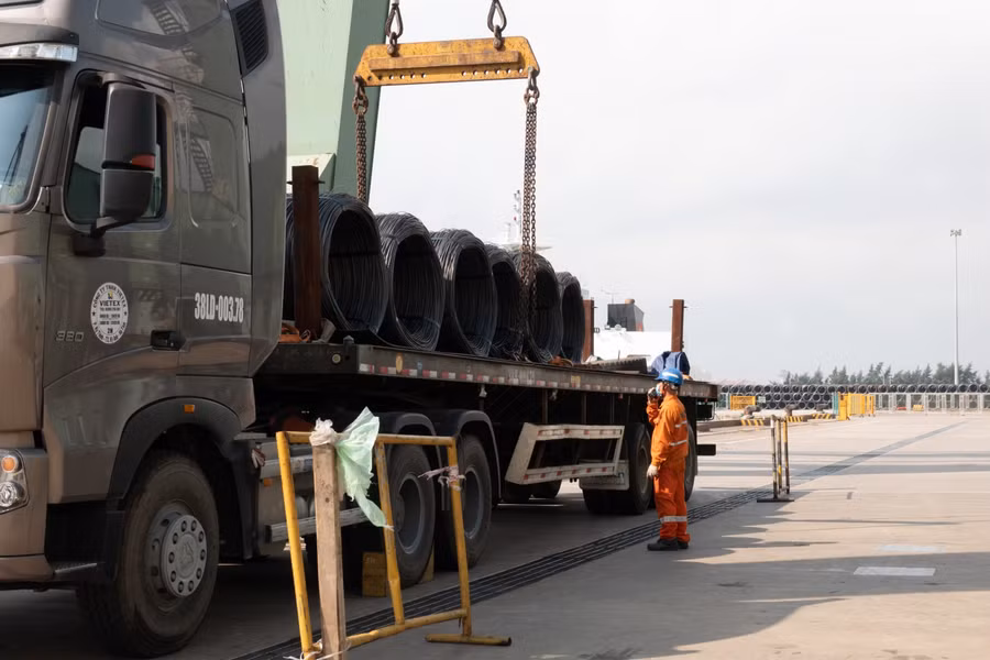 Từ trên kho, thép sẽ được xe vận chuyển đến khu vực cảng - nơi có các đơn vị nhà thầu chờ sẵn để "làm hàng". Tại đây, các nhân viên sẽ thực hiện công việc bọc cáp, chỉ huy cẩu, kiểm đếm trước khi vào làm hàng.