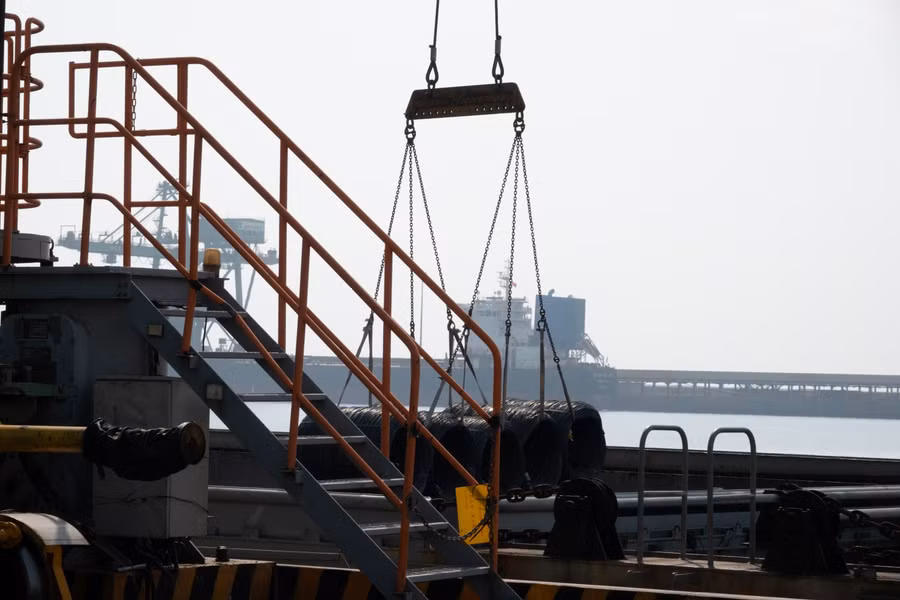 Trung bình, mỗi ngày, Formosa xuất khoảng 2.000 tấn thép thành phẩm. Bình quân mỗi tháng đơn vị xuất từ 50.000 - 60.000 tấn thép phẩm. Ngoài cung cấp cho khách hàng nội địa, FHS đang tập trung xúc tiến và duy trì mối quan hệ cung - cầu đối với doanh nghiệp kinh doanh thép cuộn và thép cuộn cán nóng ở nước ngoài. Hiện nay, các sản phẩm của FHS đã có mặt tại các nước tiên tiến như: Ý, Mỹ, Tây Ban Nha, Mexico…