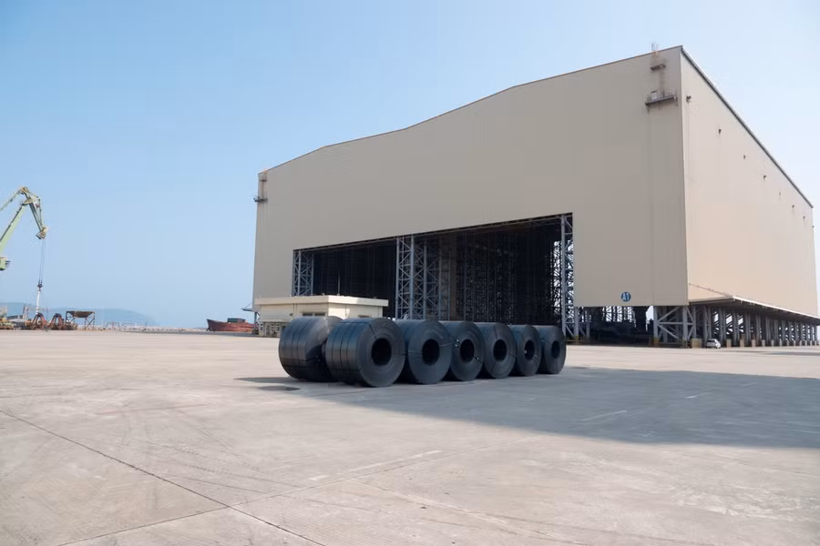 Ngoài ra, tại đây còn có 2 bến trong nhà cho phép bốc dỡ hàng trong điều kiện thời tiết bất thường.