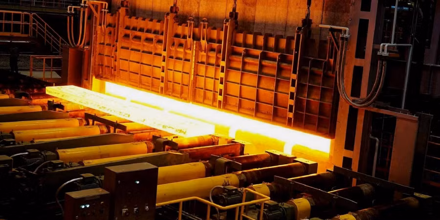 Quy trình luyện gang được sản xuất theo công nghệ lò cao với nguyên liệu đầu vào là quặng sắt (quặng cục, quặng thiêu kết, quặng cầu viên, than cốc). Toàn bộ số nguyên liệu này sẽ được đưa vào lò cao theo tỷ lệ thích hợp, cùng với đó là than bột và gió nóng sẽ được thổi cùng lúc vào lò để đốt cháy số nguyên liệu đầu vào với nhiệt độ cao, từ đó sinh ra gang lỏng và xỉ.