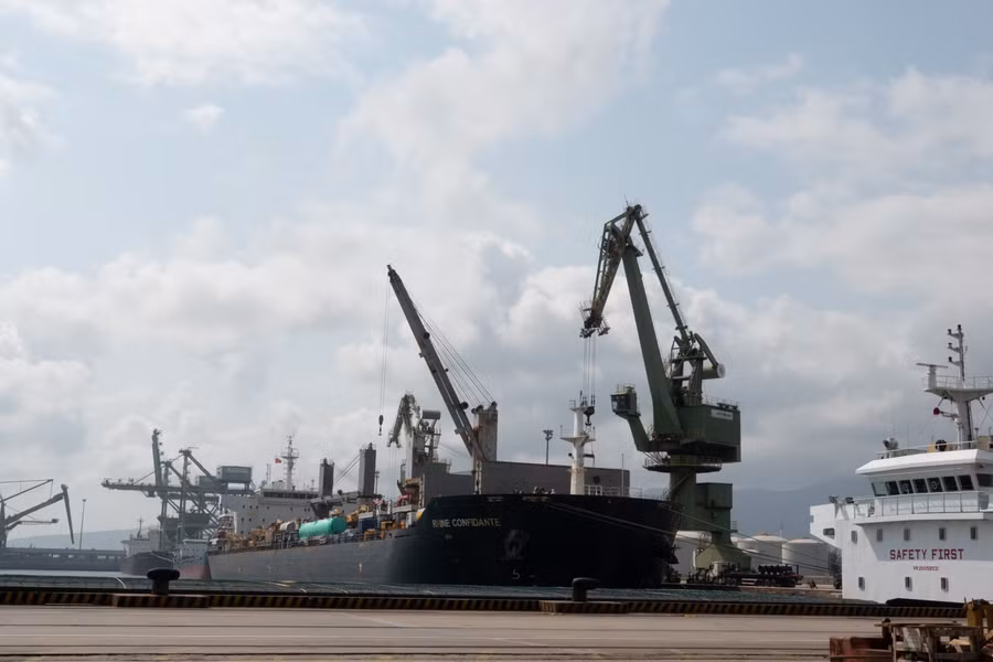 Thép sau khi ra thành phấm sẽ được chở ra khu vực xuất để vận chuyển lên các tàu hàng tại các bến như: W3, W4, W5, W6… Trong đó, W4, W5 là 2 bến có sức chứa lớn nhất với trọng tải lên đến 50.000 tấn. Các bến khác có trọng tải từ 10.000 tấn...