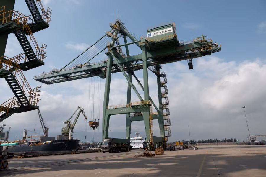 Để bốc dỡ hàng hóa thuận tiện và nhanh chóng, cảng đã bố trí 19 cần cẩu tại các bến.
