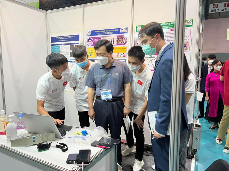 Ban Giám khảo WICO chấm thi 2 lần với tiêu chí chặt chẽ hơn so với các kỳ thi trước. Số lượng câu hỏi được đưa ra để chất vấn các em học sinh cũng đa dạng và có chiều sâu hơn. Tuy nhiên, đoàn học sinh Việt Nam đã tự tin giải đáp toàn bộ câu hỏi từ phía BGK quốc tế.