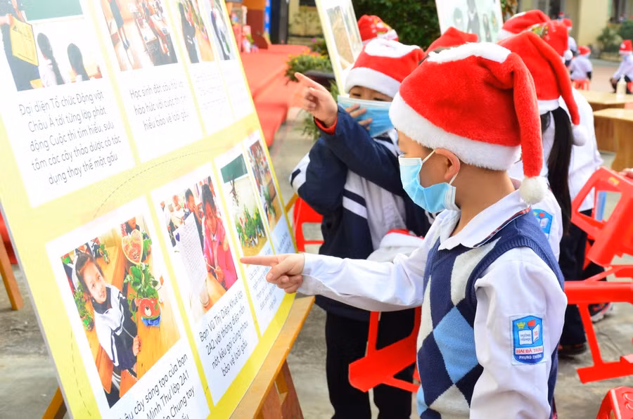 Học sinh hào hứng với những hình ảnh được ghi lại trong quá trình cuộc thi diễn ra.