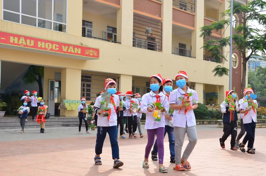 học sinh háo hức với những cây trong lễ hội đổi cây.