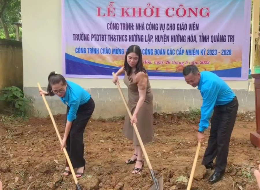 Đại diện các đơn vị thực hiện nghi thức khởi công.