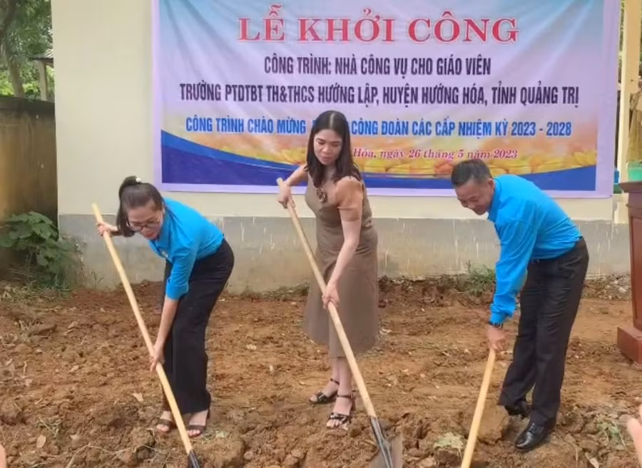 Đại diện các đơn vị thực hiện nghi thức khởi công.