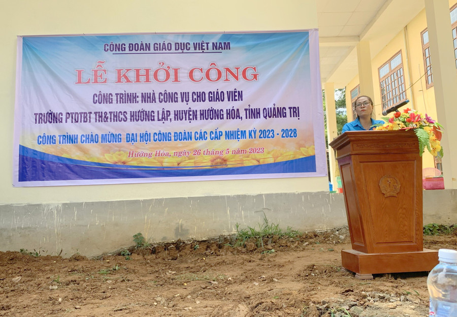 Bà Nguyễn Thị Thu Hà - Phó Chủ tịch Liên đoàn Lao động tỉnh Quảng Trị thông tin về việc vận động xây nhà công vụ cho giáo viên. Bà Nguyễn Thị Thu Hà - Phó Chủ tịch Liên đoàn Lao động tỉnh Quảng Trị thông tin về việc vận động xây nhà công vụ cho giáo viên.