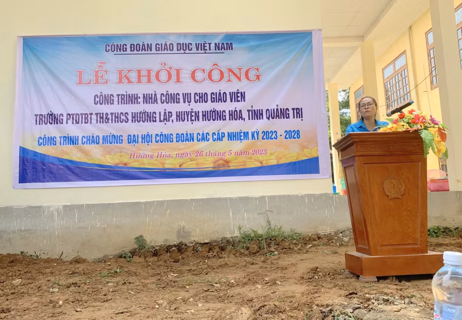 Bà Nguyễn Thị Thu Hà - Phó Chủ tịch Liên đoàn Lao động tỉnh Quảng Trị thông tin về việc vận động xây nhà công vụ cho giáo viên.