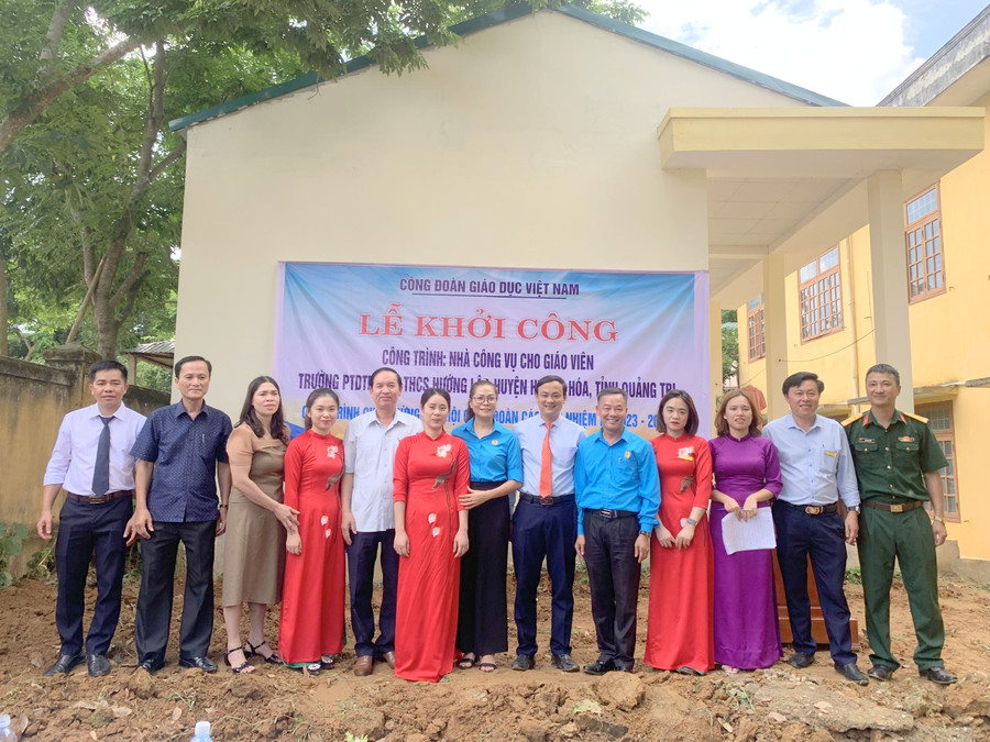 Công trình nhà công vụ cho giáo viên khi hoàn thành sẽ đẩm bảo phần nào cho các thầy, cô giáo có nơi sinh hoạt để dạy học. Công trình nhà công vụ cho giáo viên khi hoàn thành sẽ đẩm bảo phần nào cho các thầy, cô giáo có nơi sinh hoạt để dạy học.