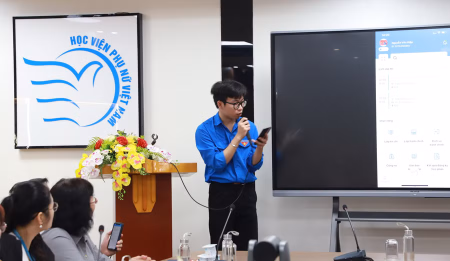 Sinh viên thực hành ứng dụng “VWA Connect”.