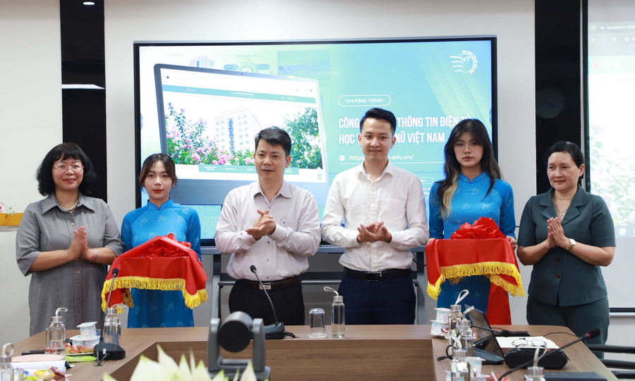 Cắt băng công bố cổng thông tin điện tử Học viện Phụ nữ Việt Nam. Cắt băng công bố cổng thông tin điện tử Học viện Phụ nữ Việt Nam.