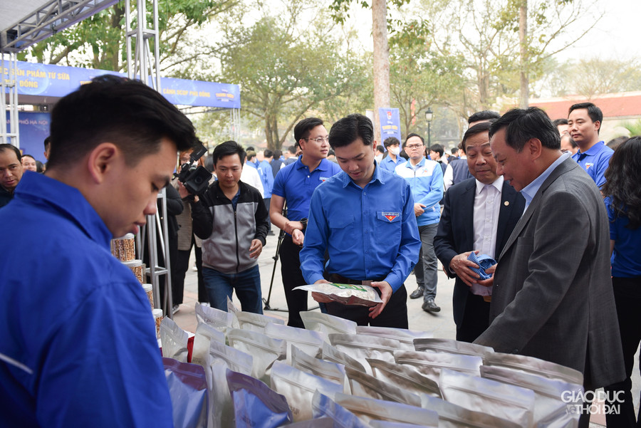 Các đại biểu tham quan gian hàng giới thiệu sản phẩm OCOP đặc trưng của huyện Gia Lâm.