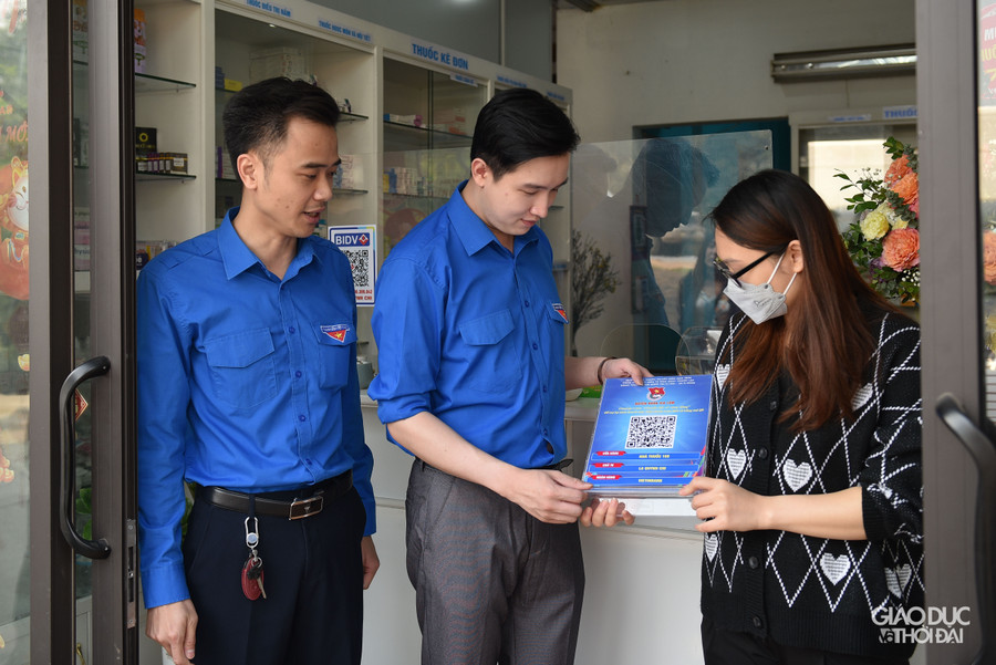 Tình nguyện viên hỗ trợ người dân triển khai chuyển đổi số Mã QR code tại các hộ kinh doanh xã Phù Đổng, huyện Gia Lâm.