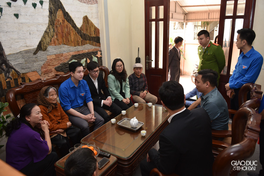 Đoàn công tác của Thành đoàn Hà Nội tới thăm, tặng quà Mẹ Việt Nam anh hùng tại xã Yên Viên và xã Đặng Xá (Gia Lâm).